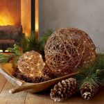 Χριστουγεννιάτικα διακοσμητικά με μπάλες από βέργες λυγαριάς και φωτάκια2