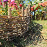 DIY εμπνεύσεις με πλεχτές βέργες για διακόσμηση κήπου (33)