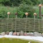 DIY εμπνεύσεις με πλεχτές βέργες για διακόσμηση κήπου (38)