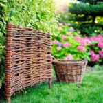 DIY εμπνεύσεις με πλεχτές βέργες για διακόσμηση κήπου (7)